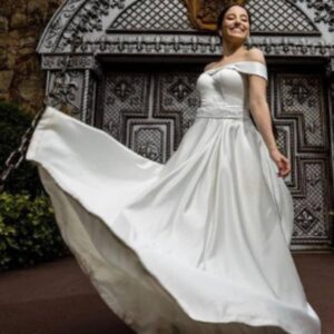 Vestido Branco com Tule Bordado e Mangas Bufantes